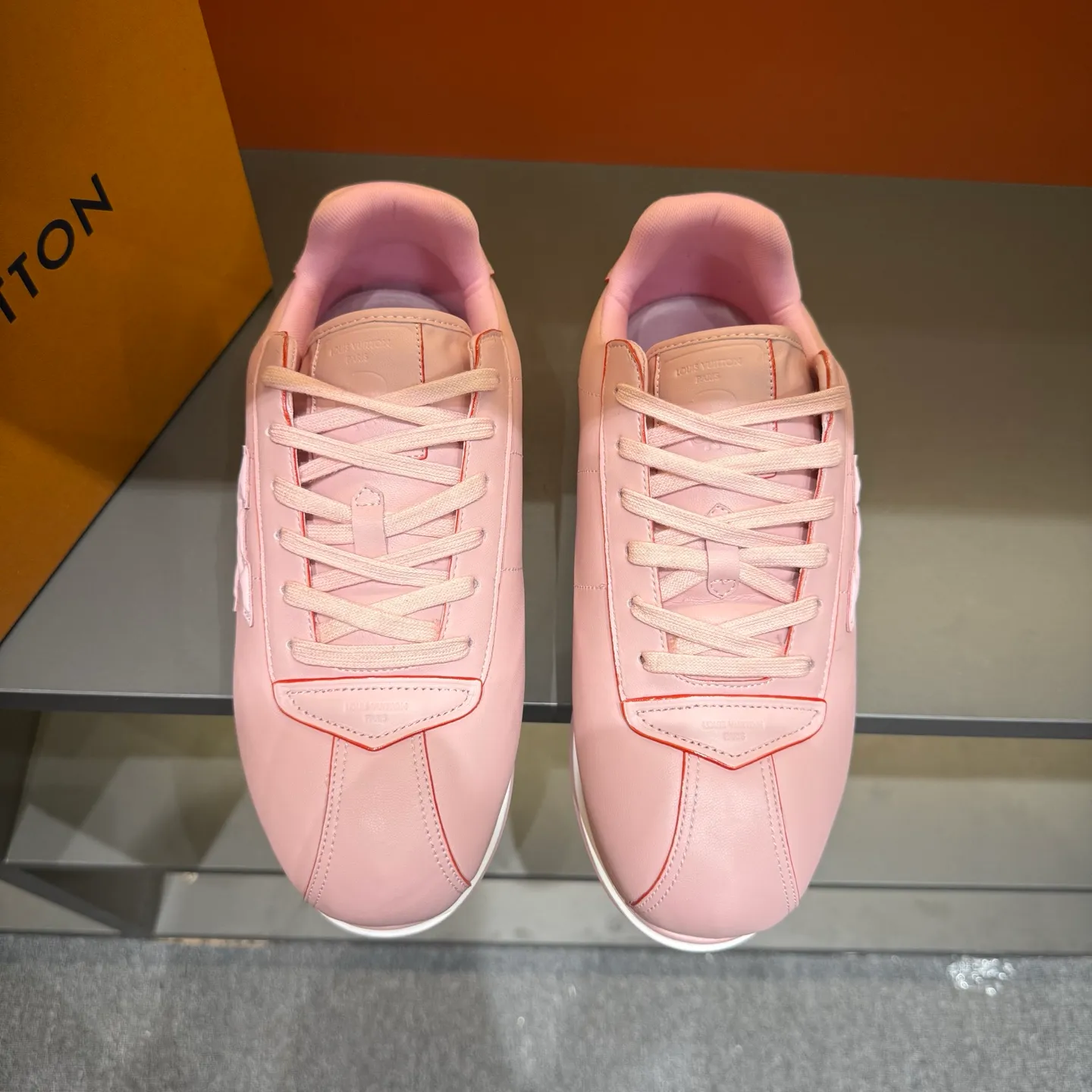 P540 Size 38-45 LV 🫏The colorful interpretation of BUTTERSOFT sneakers combines sheepskin, The colorful interpretation of LV BUTTERSOFT sneakers combines sheepskin and calfskin, bringing a super soft feel. Designed by Pharrell Williams, this '60s-inspired shoe features a padded upper that's been crafted by Louis Vuitton craftsmen to further enhance the comfort of the leather. In addition to the LV initials, it features multiple signatures, including natural leather trim and an embossed pattern of Pharrell Williams and lobster on the side, referencing the Fall/Winter 2025 men’s show. A must-have artifact for fashionistas✅